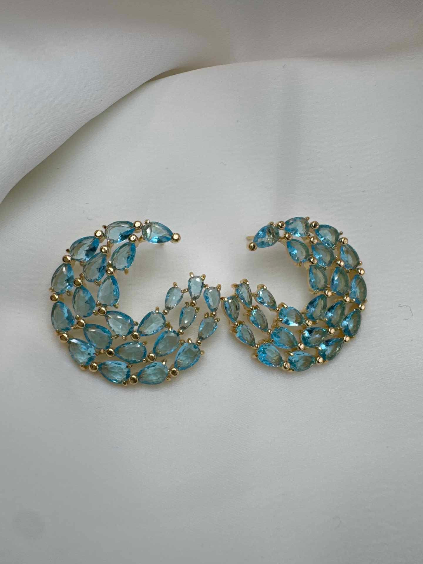 Brinco circular em zirconias azul