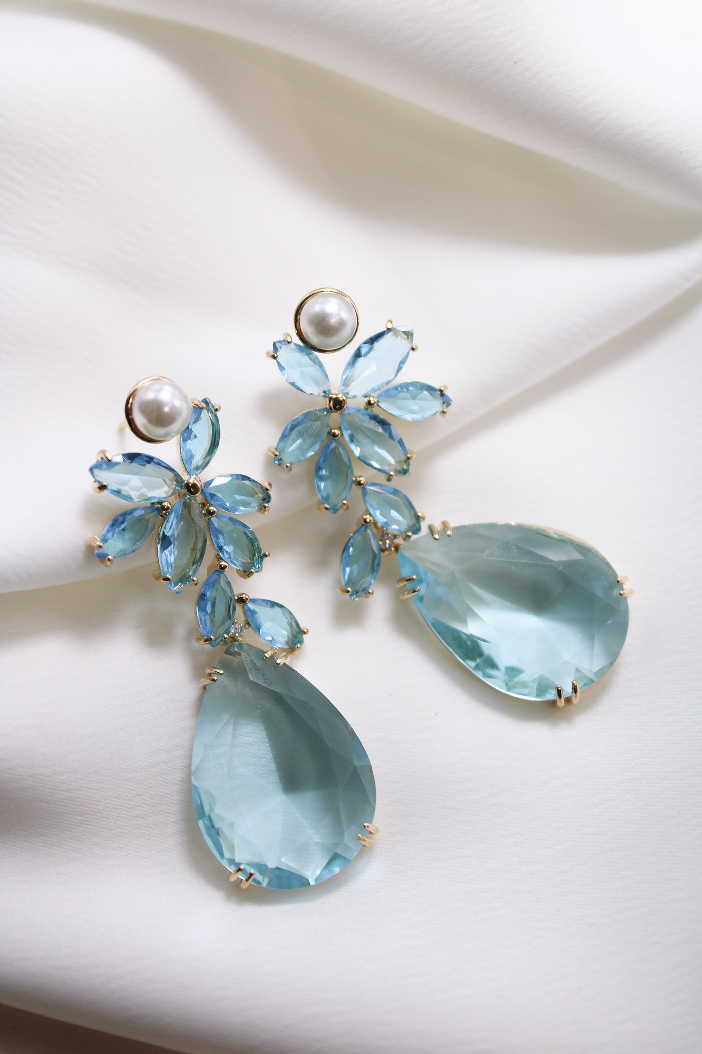 Flower cascade earing w pearl accent