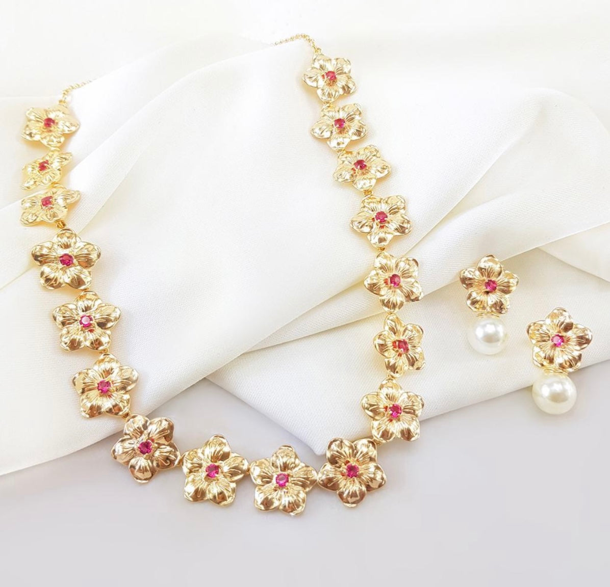 Chocker e brinco Dourada de flores cravejadas - vermelha