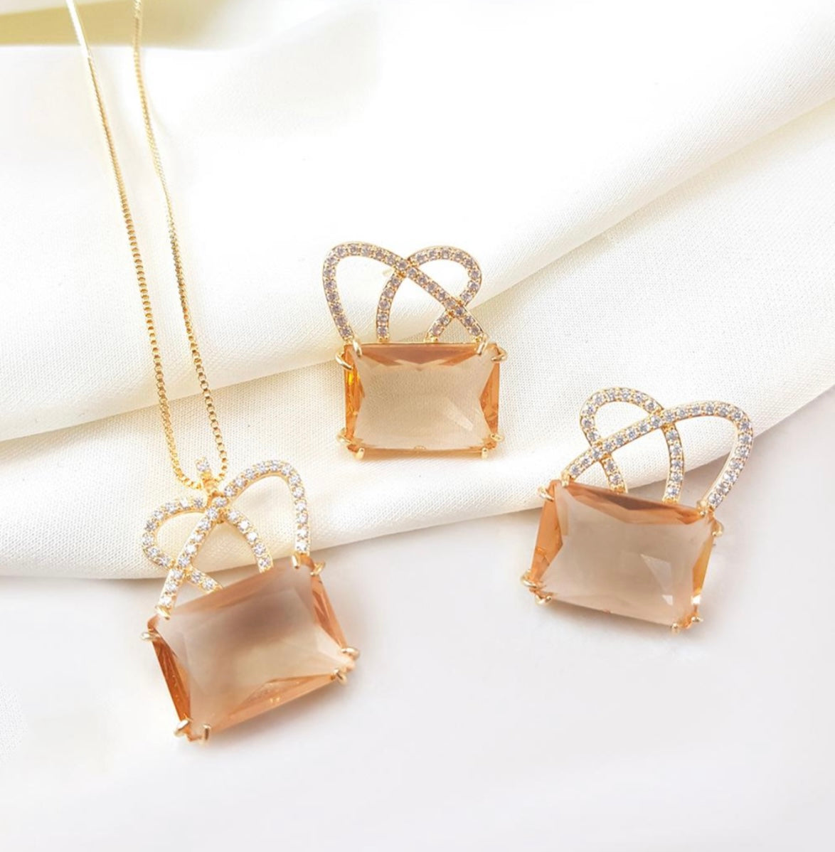 Conjunto colar e brinco morganita e cravejado 