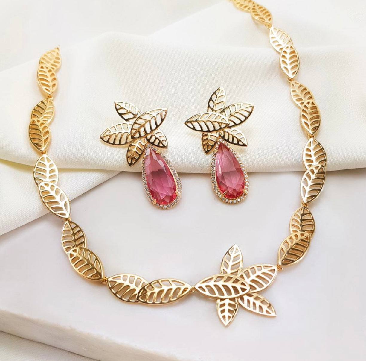 Conjunto - Chocker e brinco flohas lisas Dourada c/ brinco de gota Vermelho e cravejado