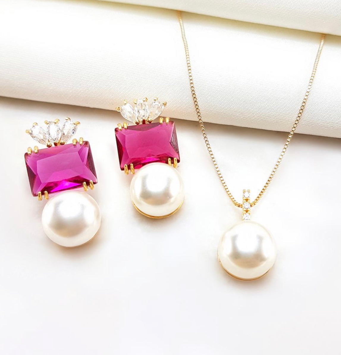 Conjunto - Conjunto fuchia com perola