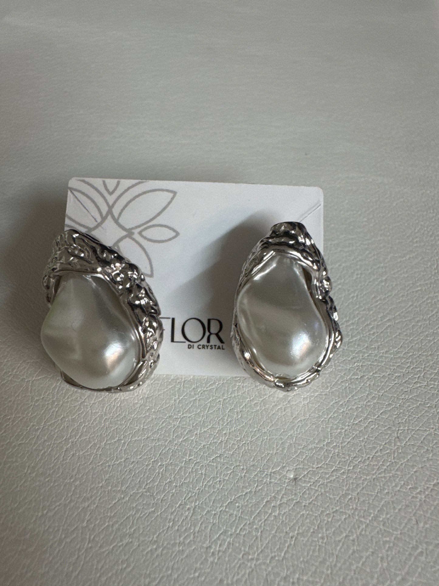 Brinco - Brinco de perola organico com detalhe martelado- rodio