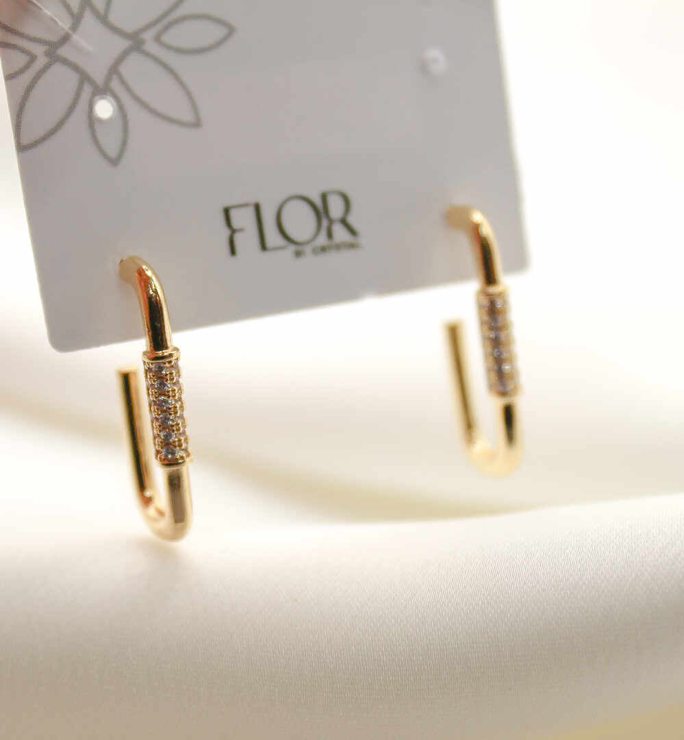 Brinco - Argola de Pino alongada lisa c/ detalhe cravejado