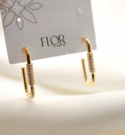 Brinco - Argola de Pino alongada lisa c/ detalhe cravejado