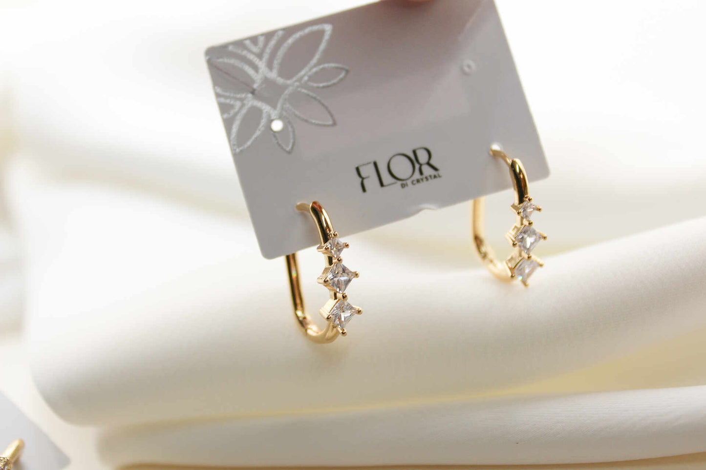 Brinco - Argola de Pino alongada lisa c/ detalhe zirconias cravejado