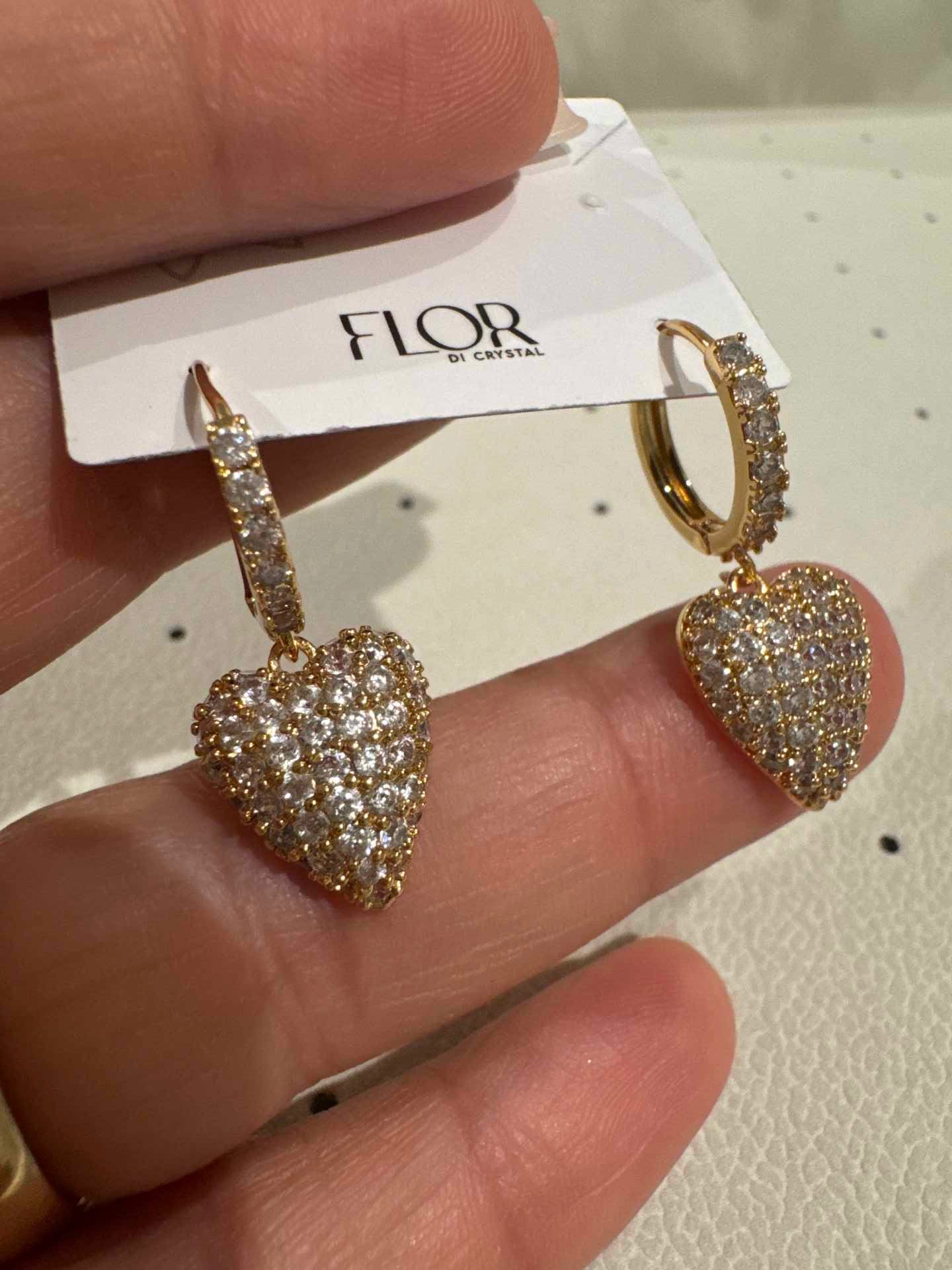 Brinco - Argola media quadrada lisa com coracao cravejado- de luxo