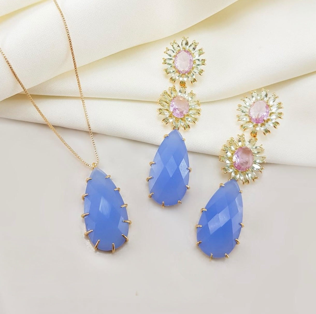 Brinco - Brinco de Flores cravejadas e Gota alongada Lilaz