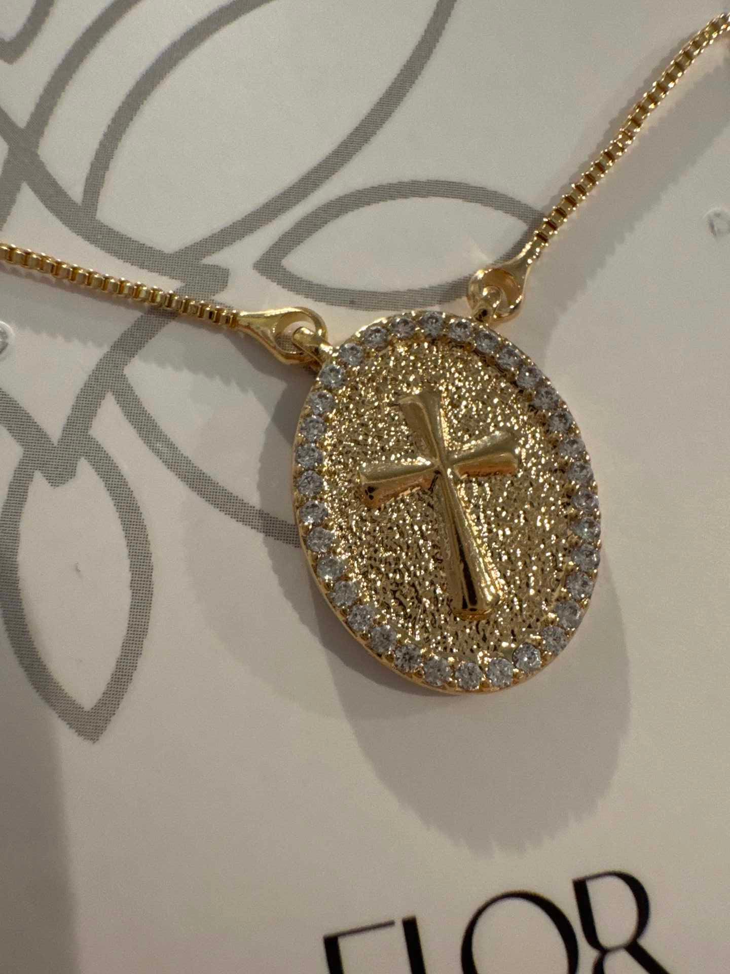 Colar - Colar de Crus em Medalha Cravejada