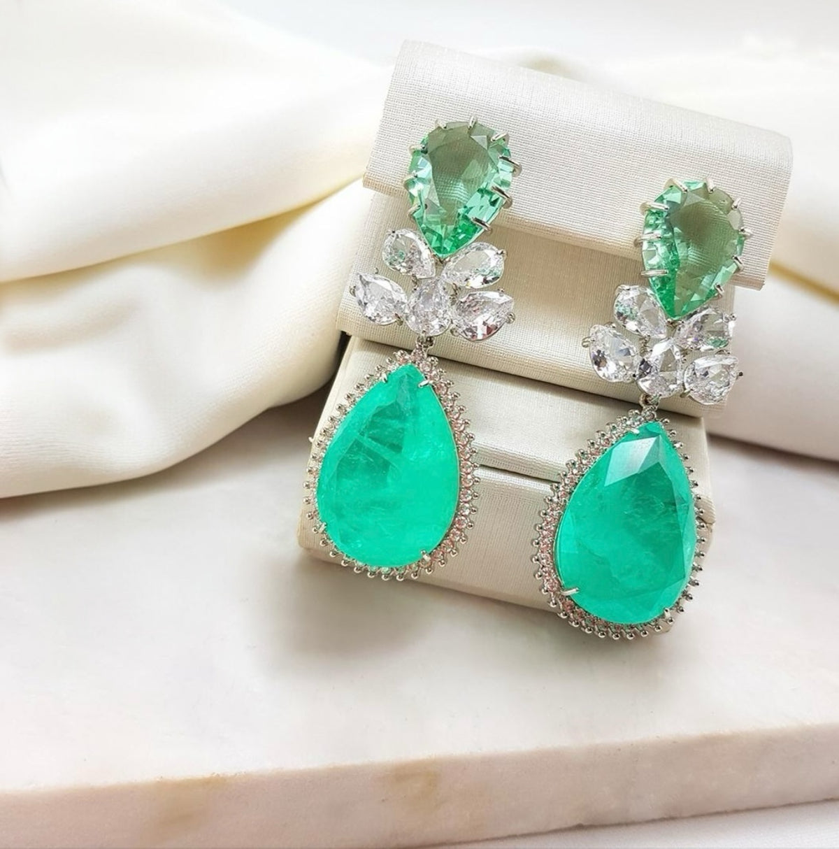 Brinco verde com Zirconias