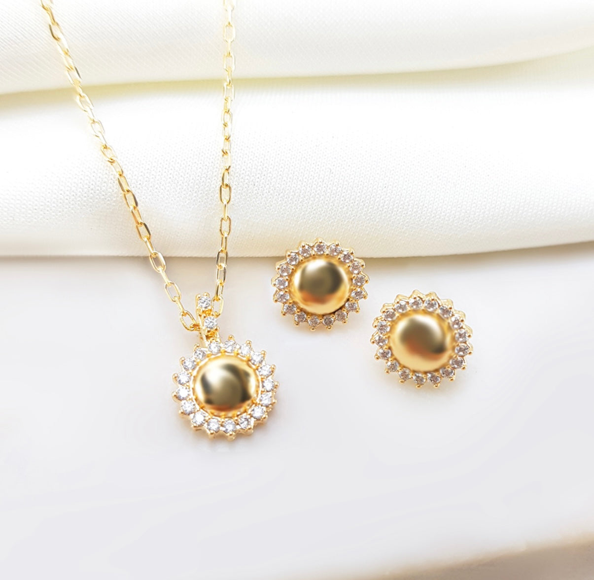 Conjunto - Conjunto Brinco e colar delicado liso e detalhe Cravejado