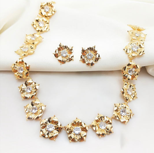 Choker - Chocker e brinco Dourada de flores cravejadas - cristal