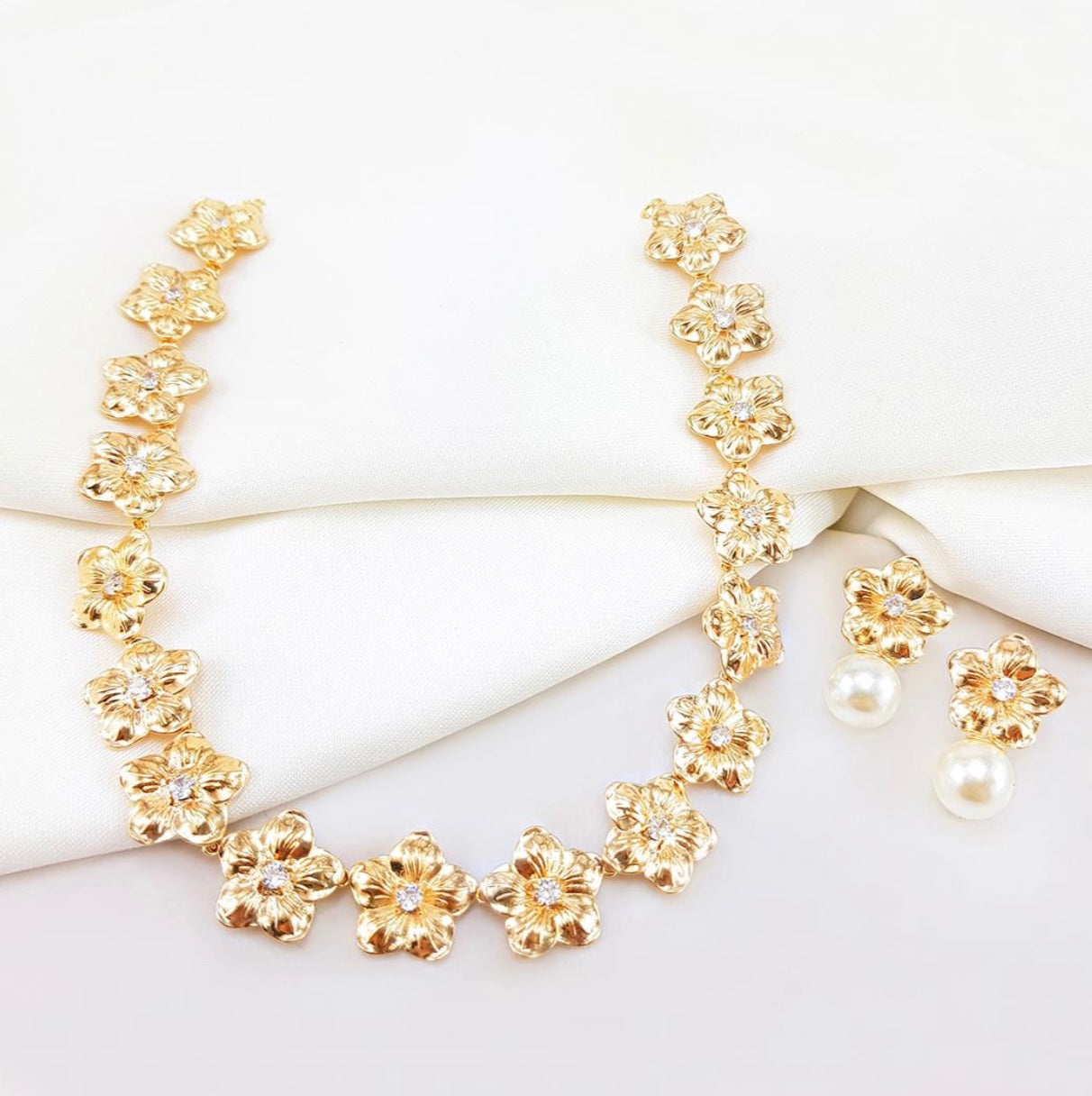 Choker - Conjunto de chocker e brinco- Flores e brinco com perola