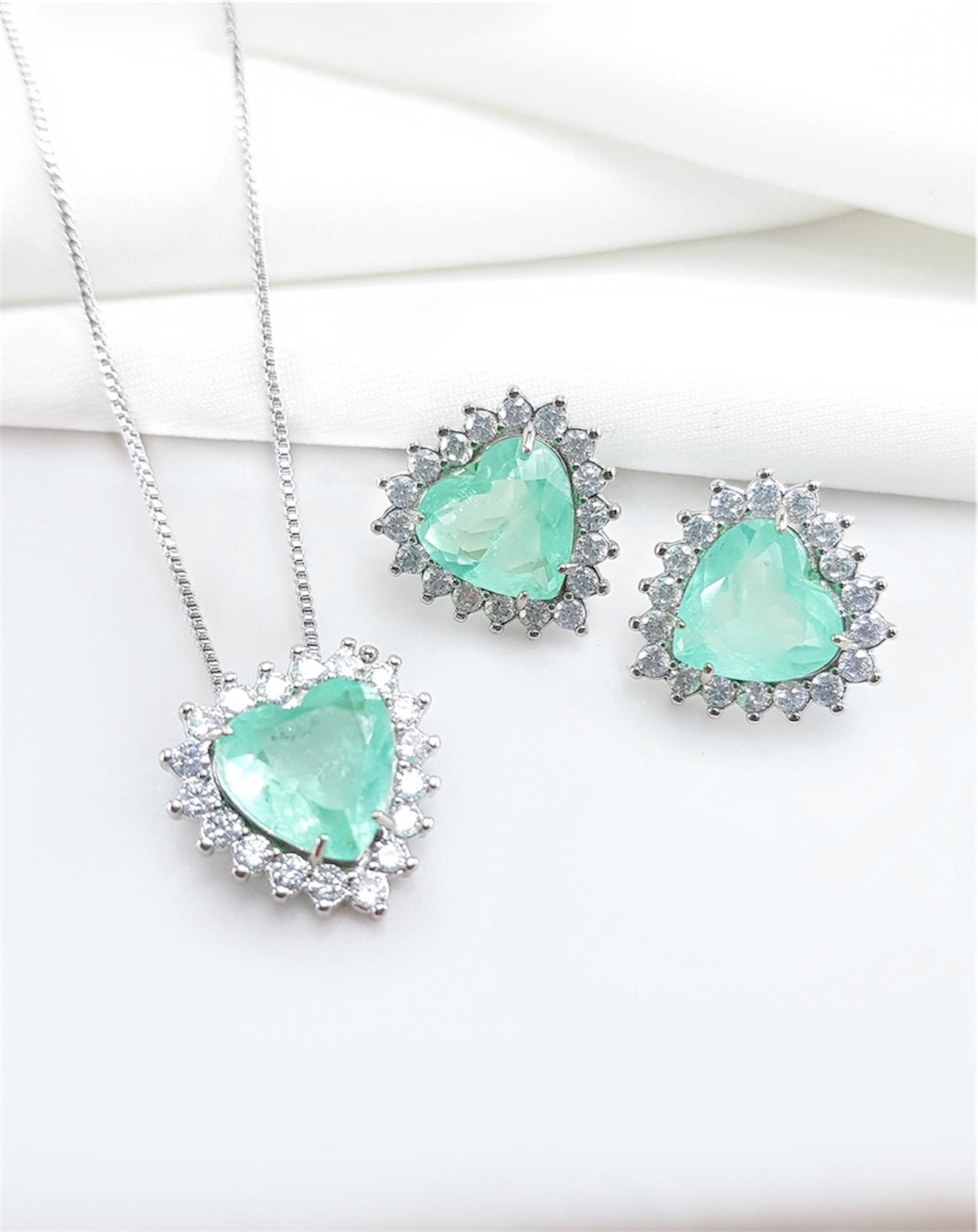 Conjunto de brinco de colar  de coracao verde