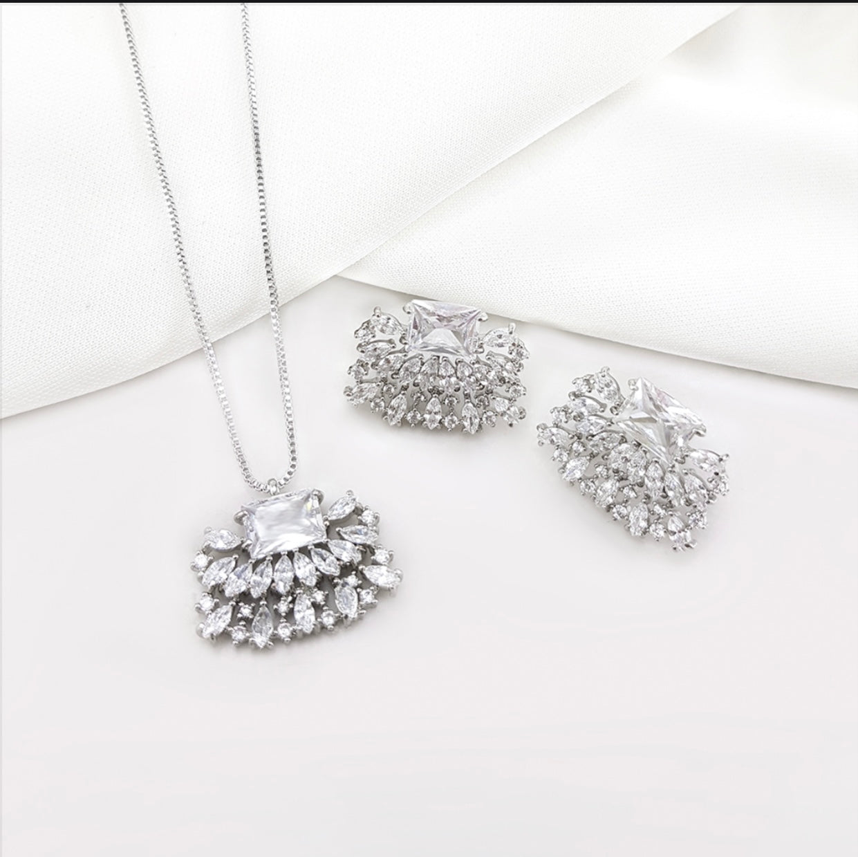 Conjunto - Conjunto de brinco de colar cravejado  cristal