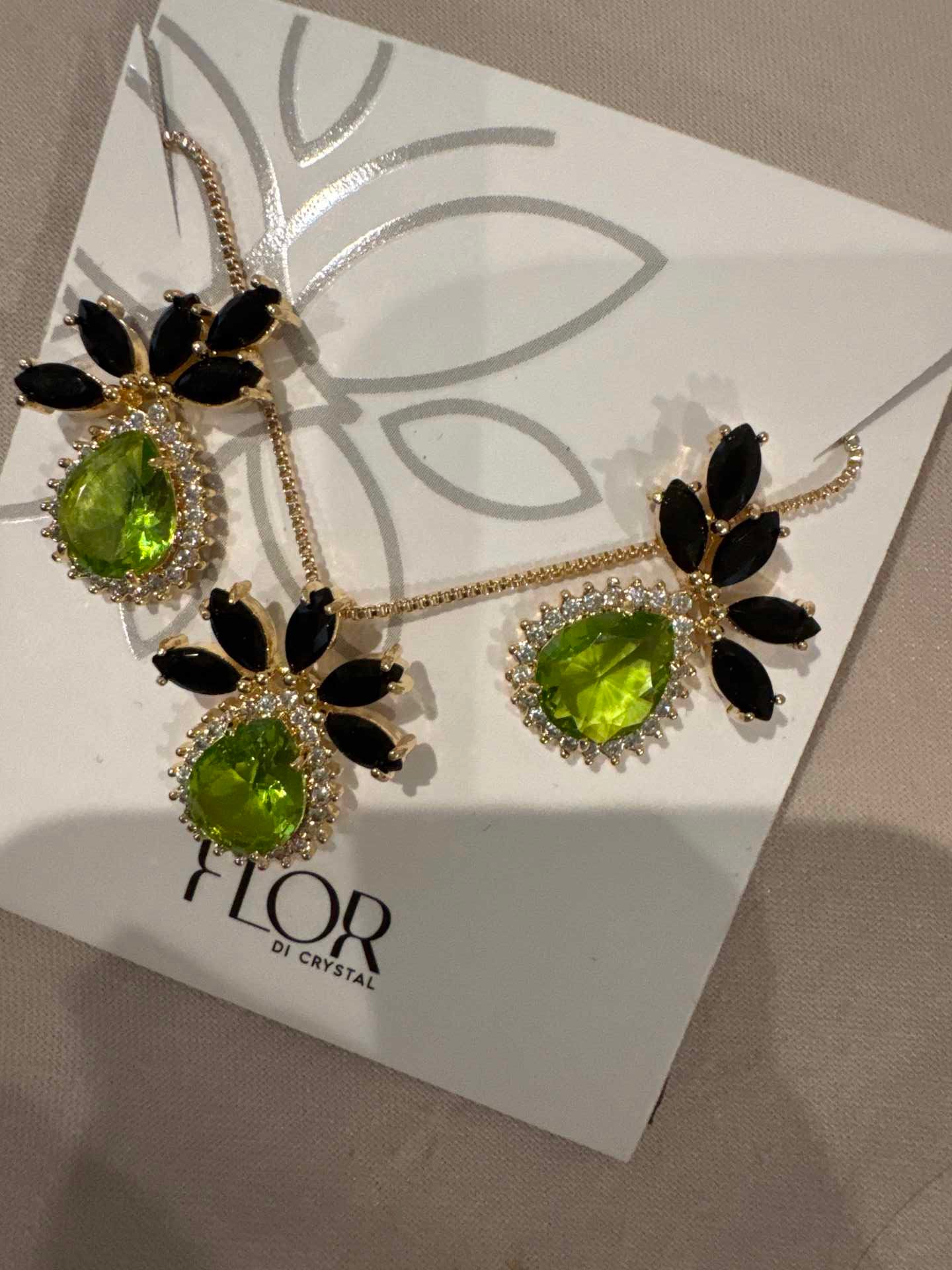 Conjunto - Conjunto colar e brinco gota periodoto, folhas onis e cravejado cristal