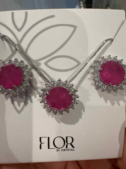 Conjunto de brinco de colar  de ponto de luz cravejado  cristal e fuchia