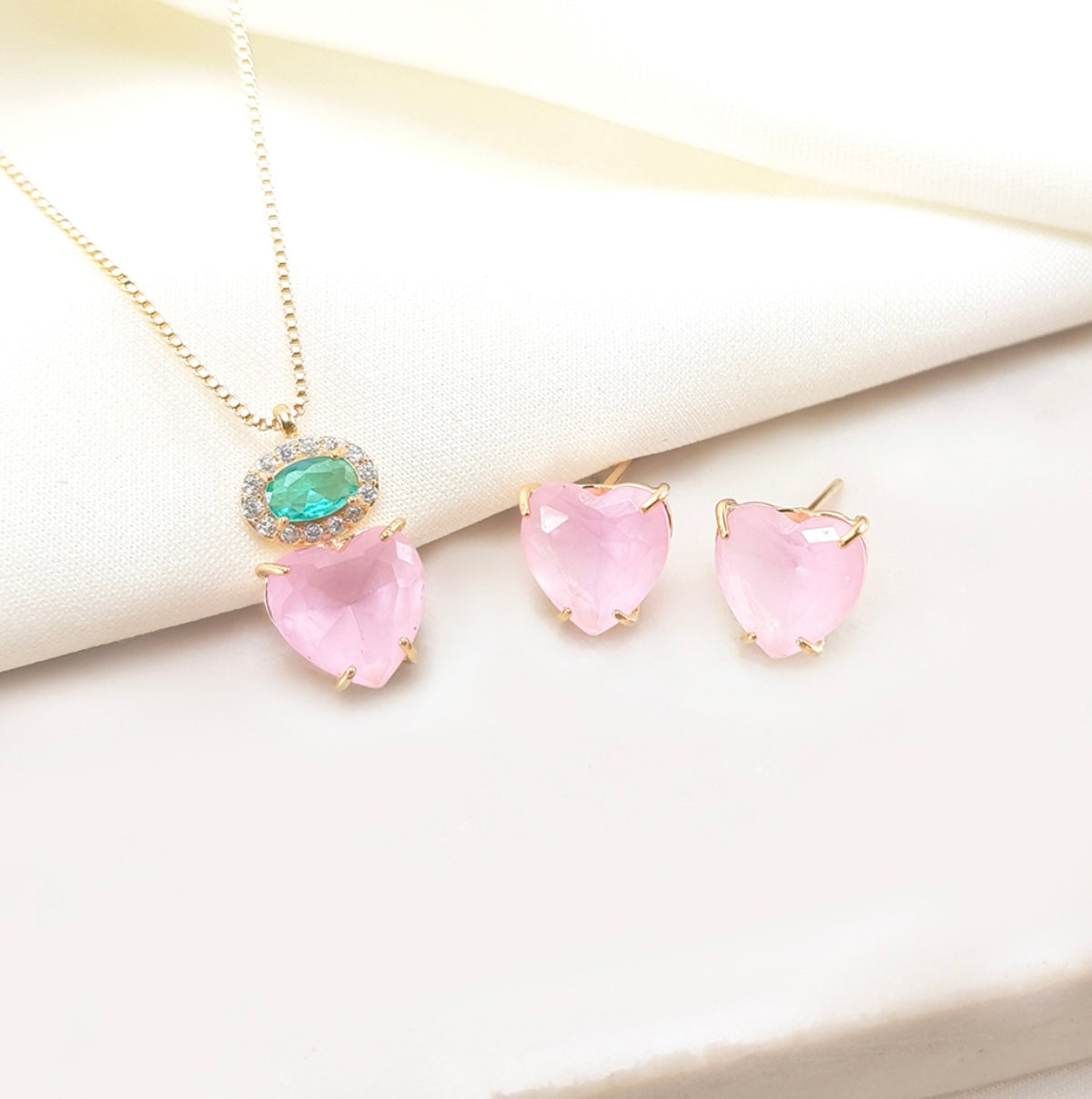 Conjunto colar e brinco cravejado cristal e pedra de coracao rosa 