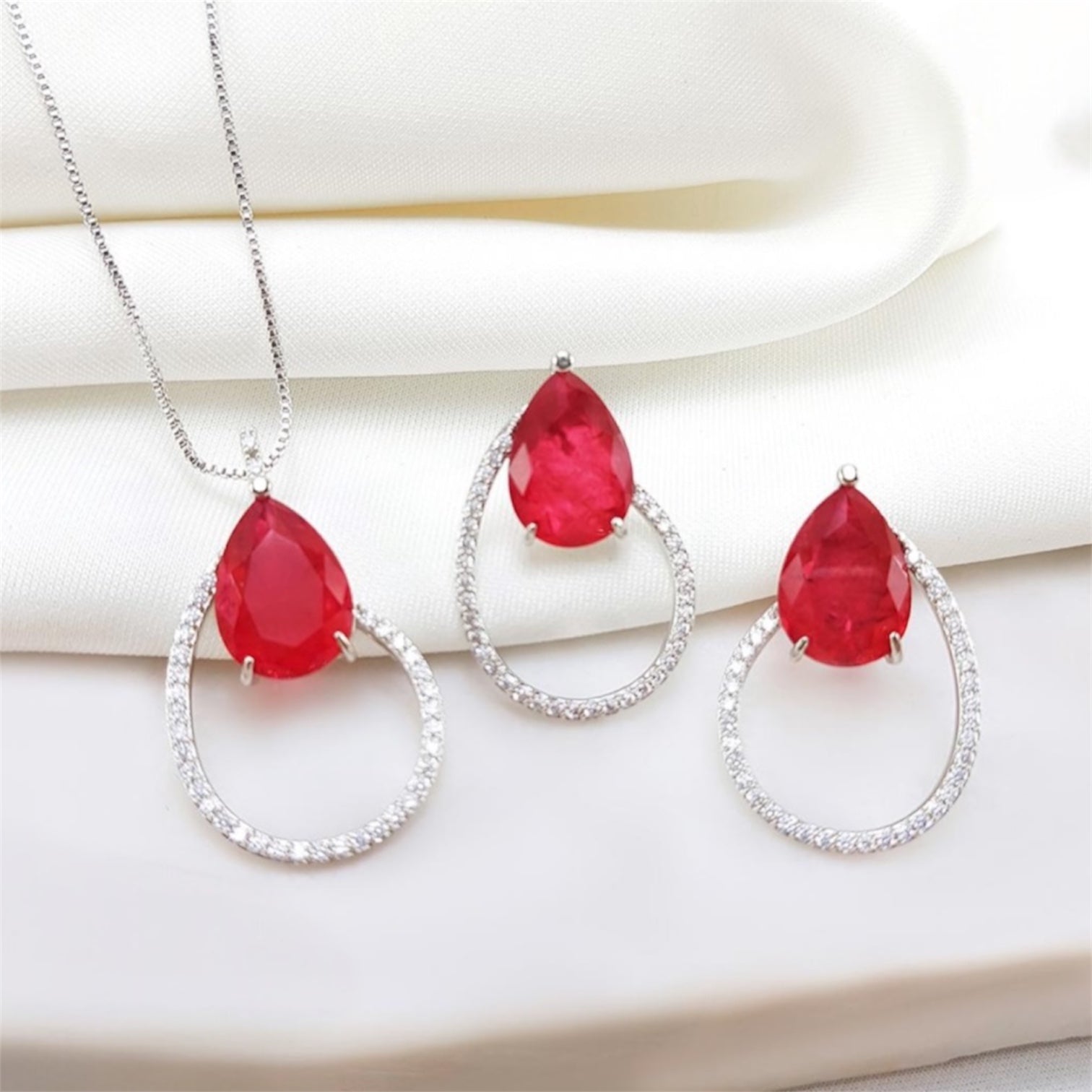 Conjunto colar e brinco gota Cravejado Cristal Vermelho rubi 