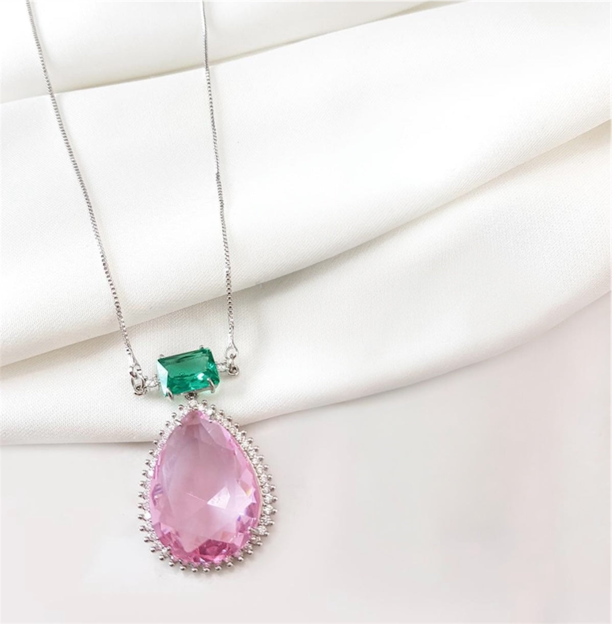 Colar Gota gora cristal rosa e verde com detalhe cravejado