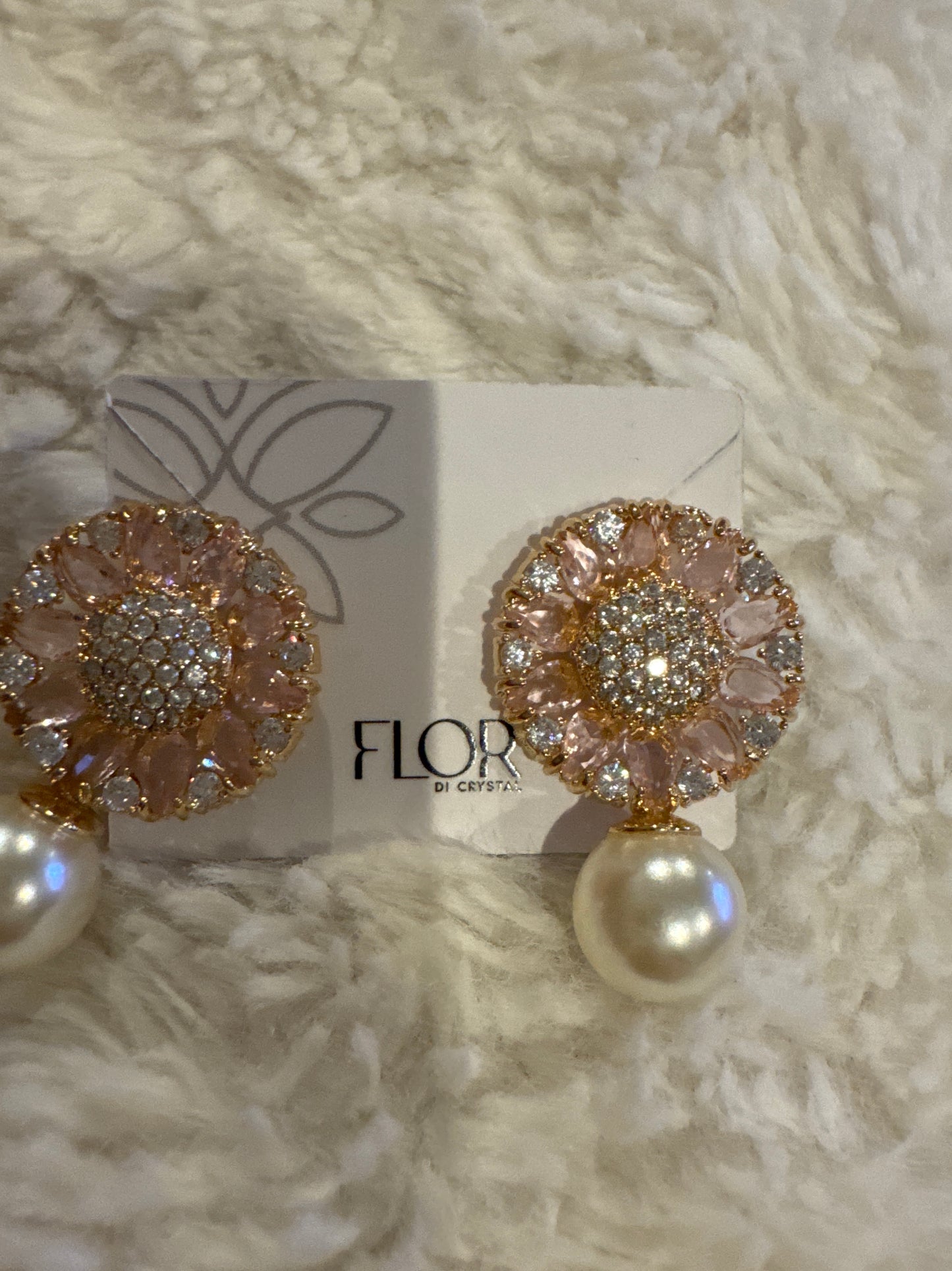 Brinco - Brinco de perola  classico com detalhe em zirconias- pequeno rosa