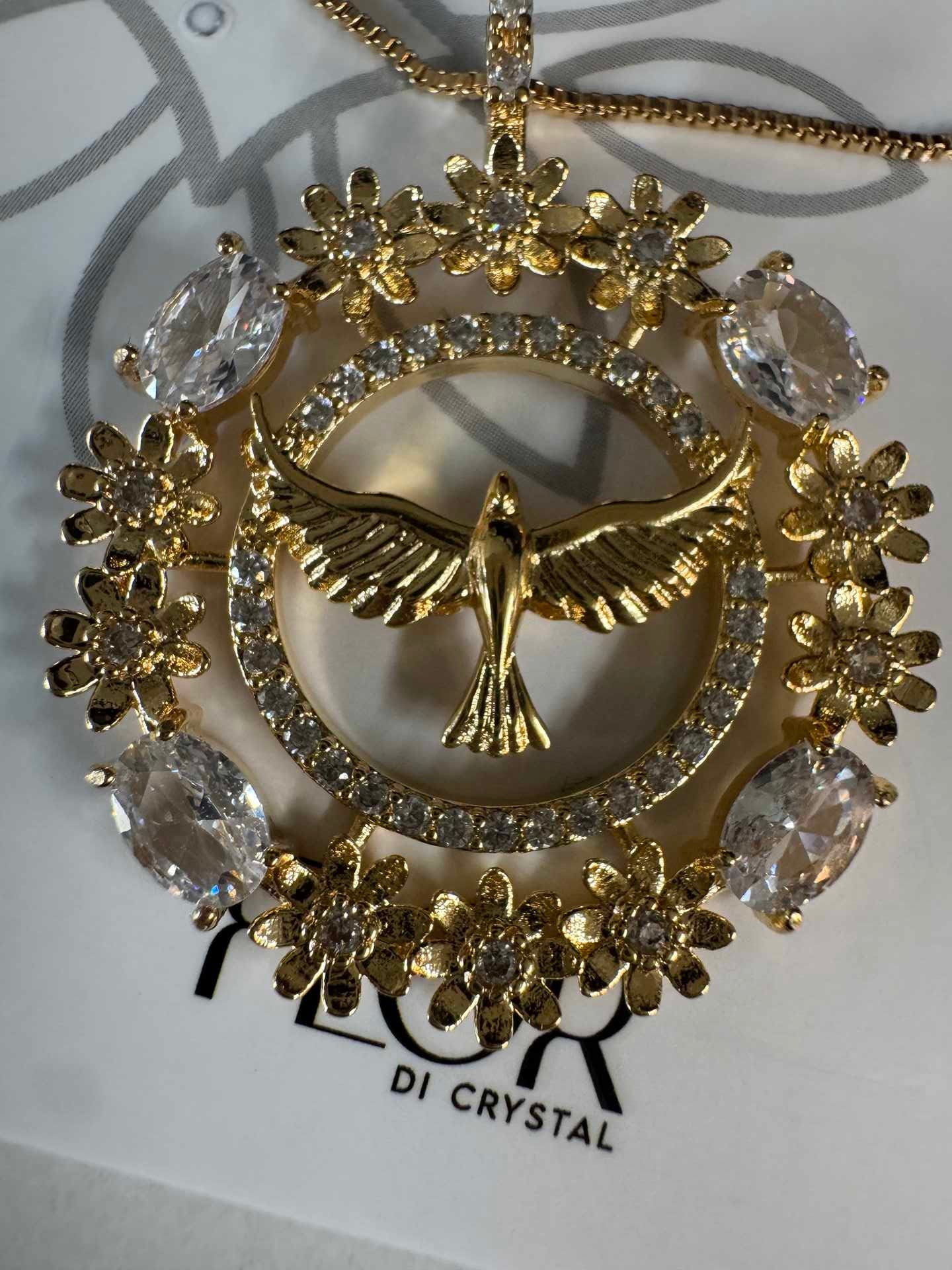 Colar - Espirito santo em medalha de flores com zirconioas Cristal