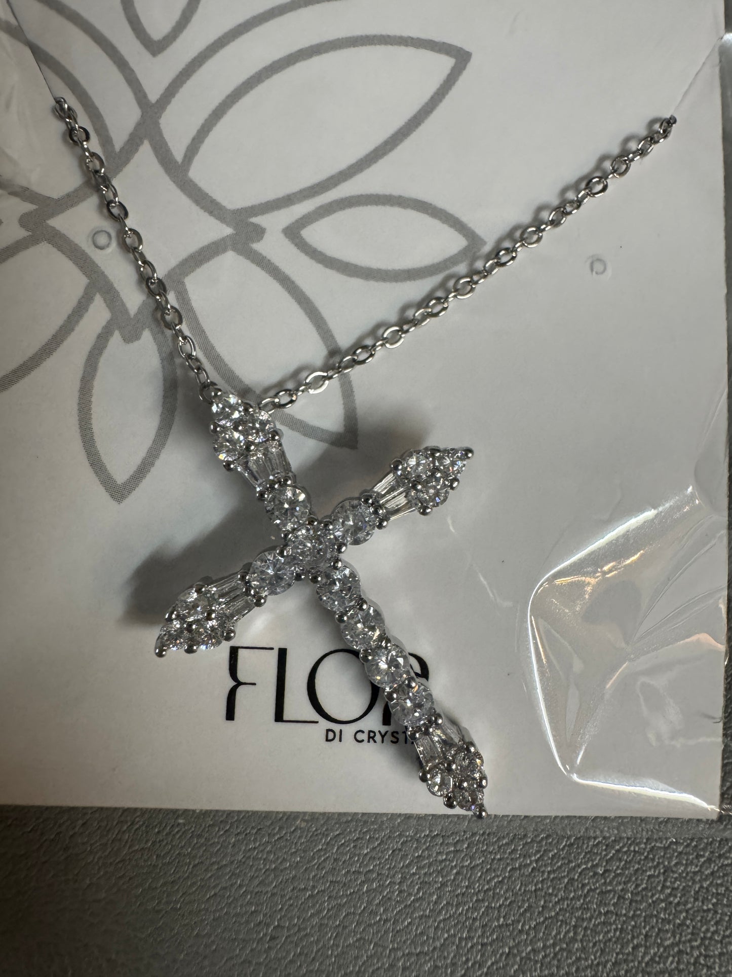 Colar - Cruz Grande rodio Cravejada fina - zirconias de coracao longa