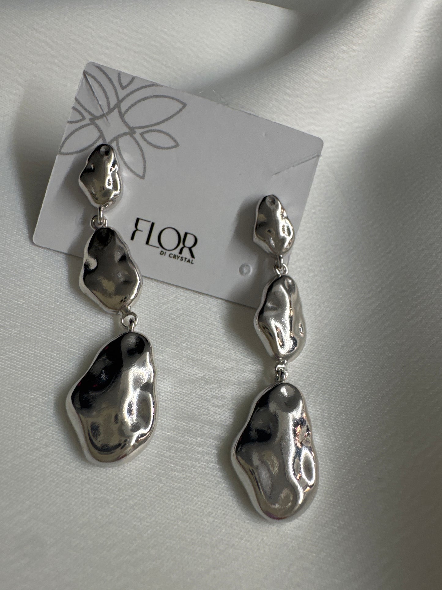 Brinco - brinco martelado alongado - rodio