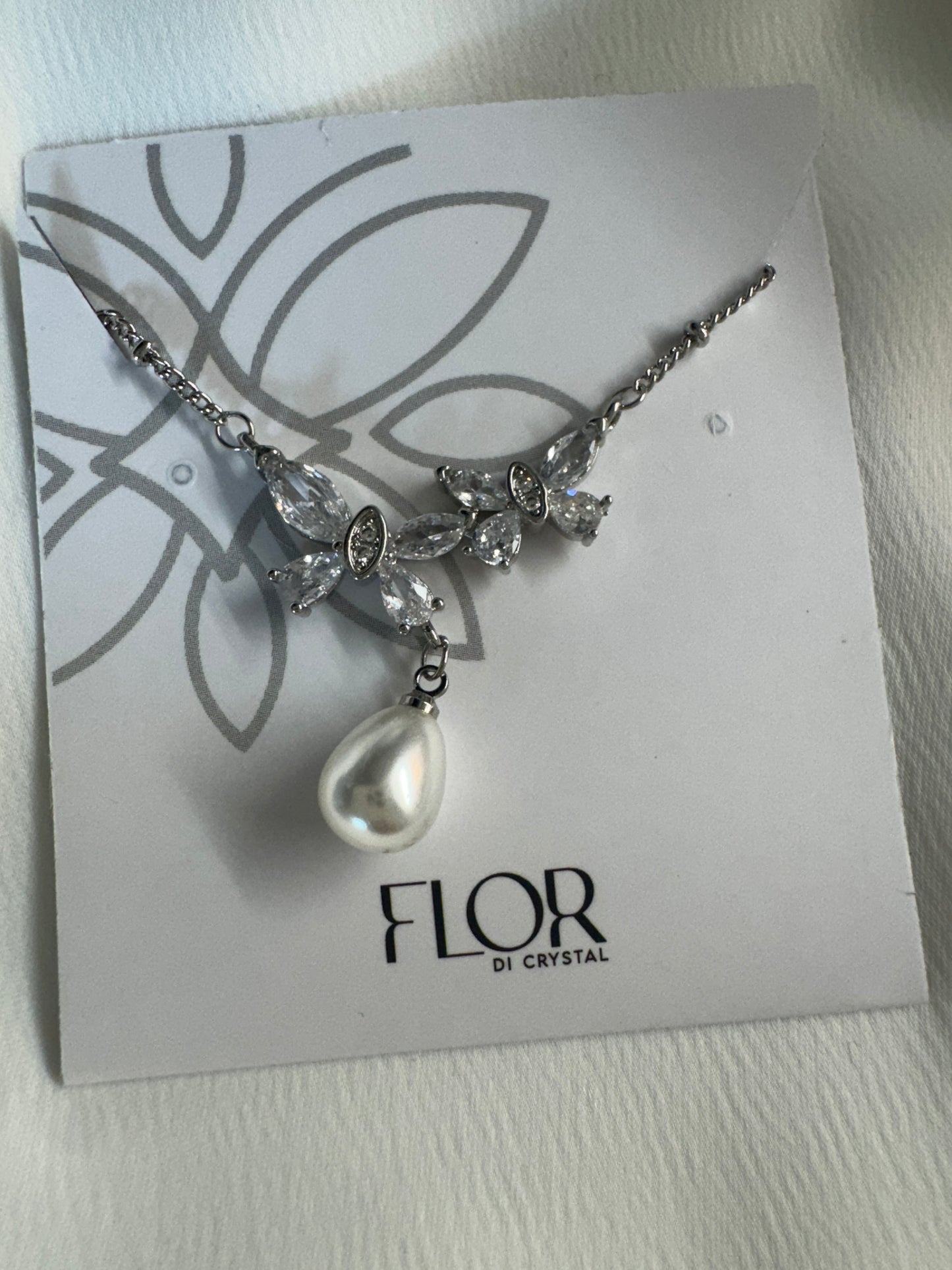 Colar - Lacinho cravejado  com detalhe de perola -rodio