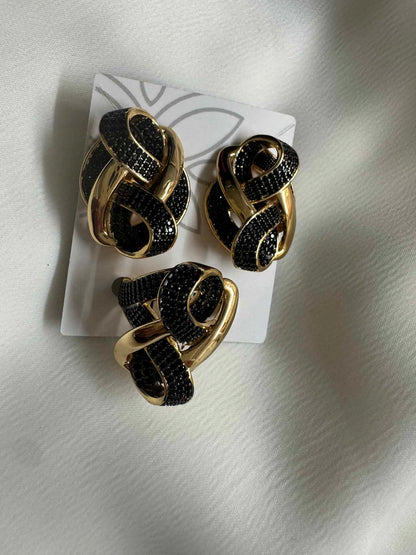 conjunto brincos e anel Torcido cravejado onix -gold