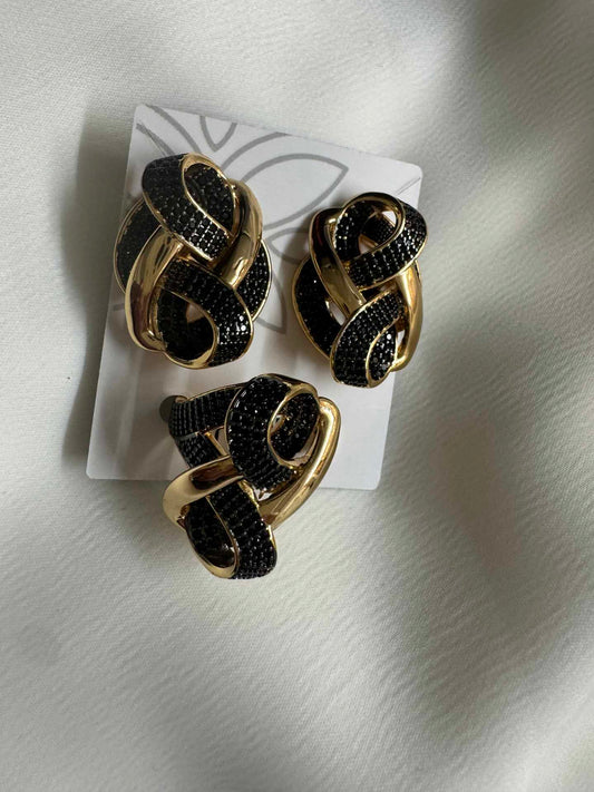 conjunto brincos e anel Torcido cravejado onix -gold