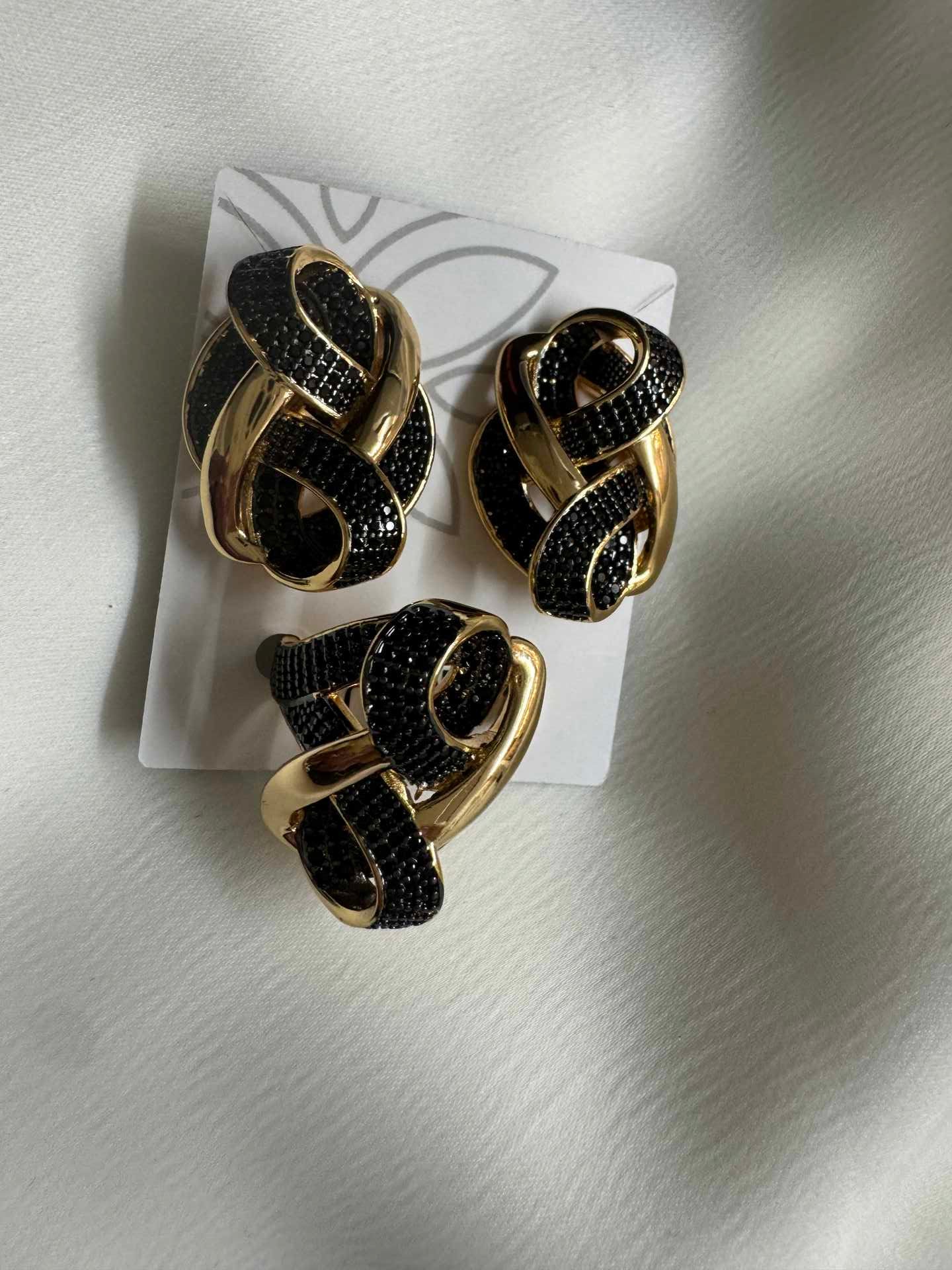 conjunto brincos e anel Torcido cravejado onix -gold