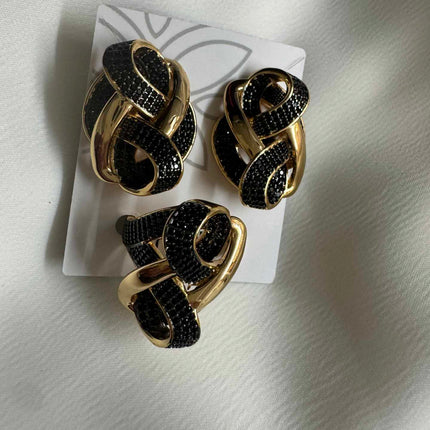 conjunto brincos e anel Torcido cravejado onix -gold