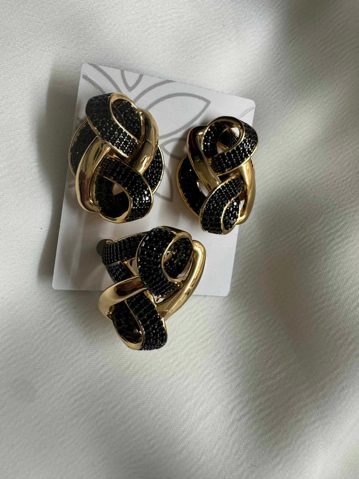conjunto brincos e anel Torcido cravejado onix -gold