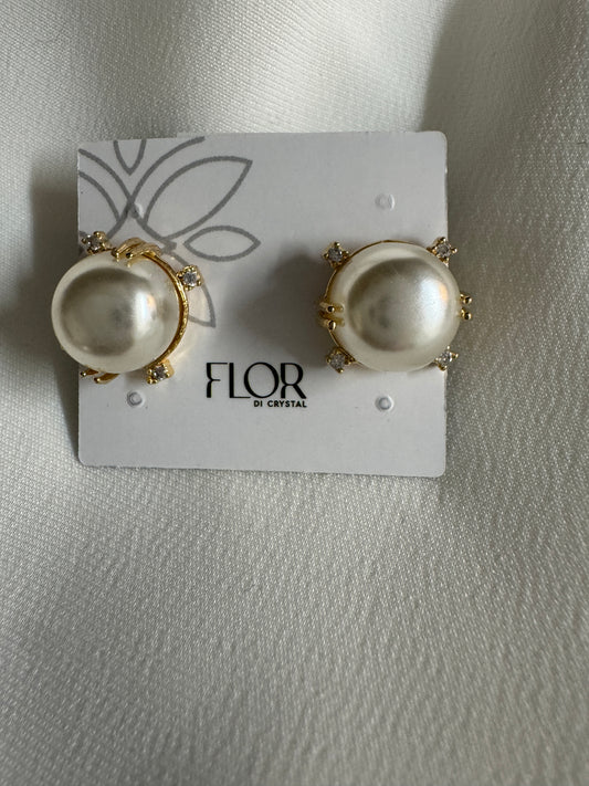 Brinco - Brinco de perola  classico com detalhe em zirconias- pequeno