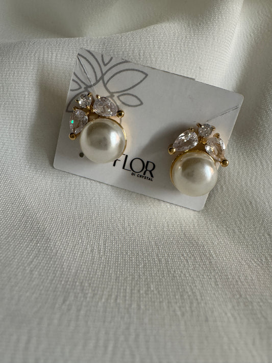 Brinco - Brinco de perola  classico com detalhe em zirconias- pequeno em flor