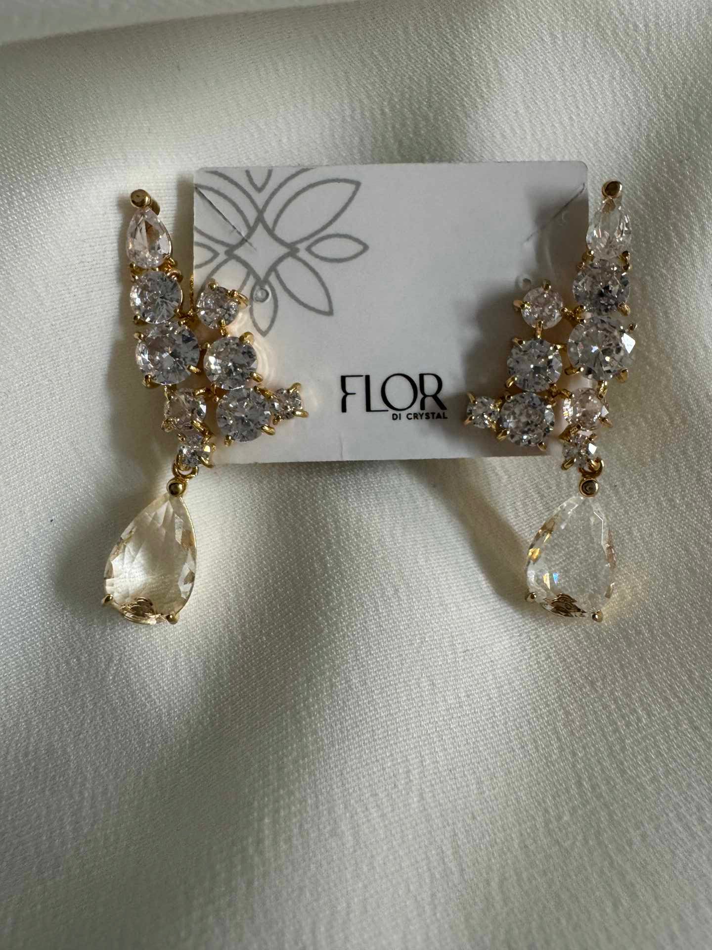 Brinco earcuff cravejado em cristal 