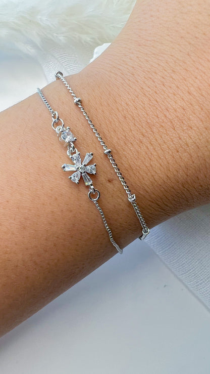 pulseira de correntinha dupla e flor cravejada