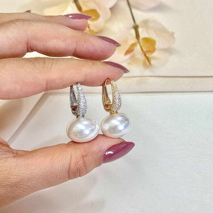 Argola cravejada com perola shell 