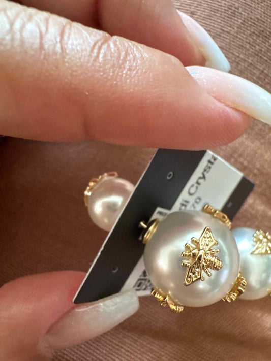 Brinco Dior cravejado com ABELHAS em perola shell