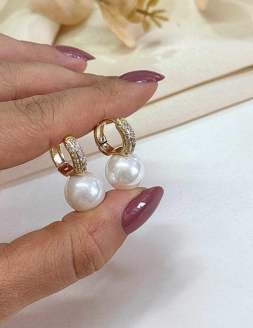 Argola cravejada com perola shell 
