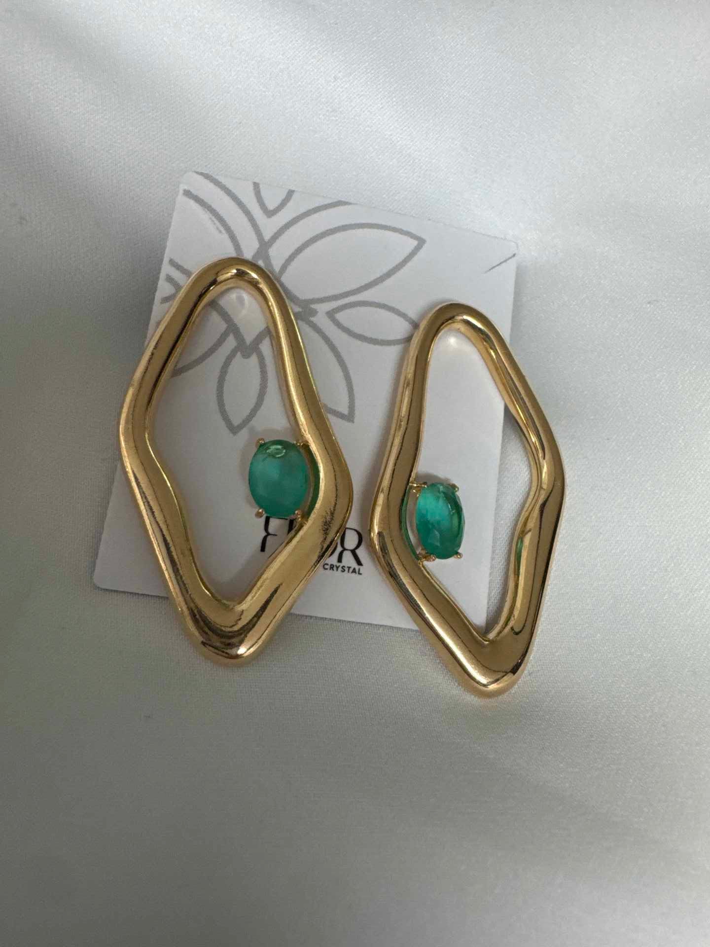 Brinco organico com  zirconias verde