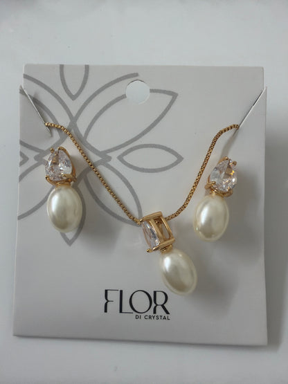 Alongated Pearl with teardrop cz