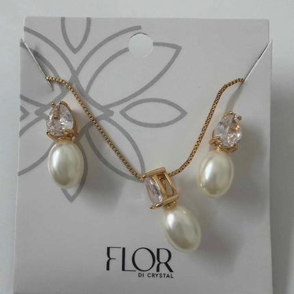 Alongated Pearl with teardrop cz