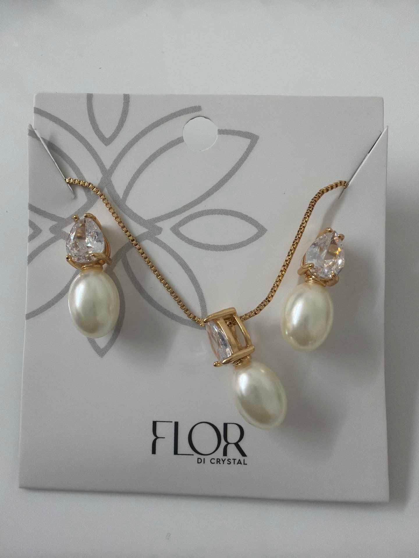Alongated Pearl with teardrop cz