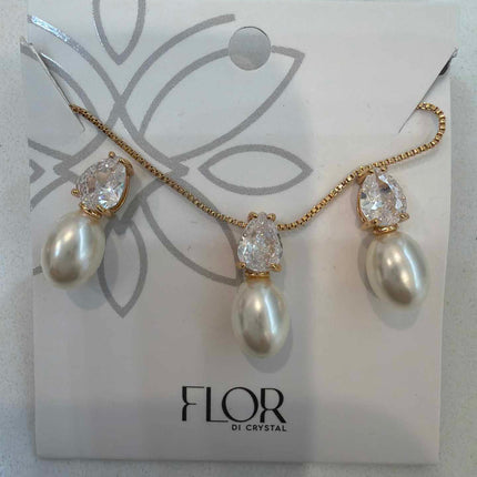Alongated Pearl with teardrop cz