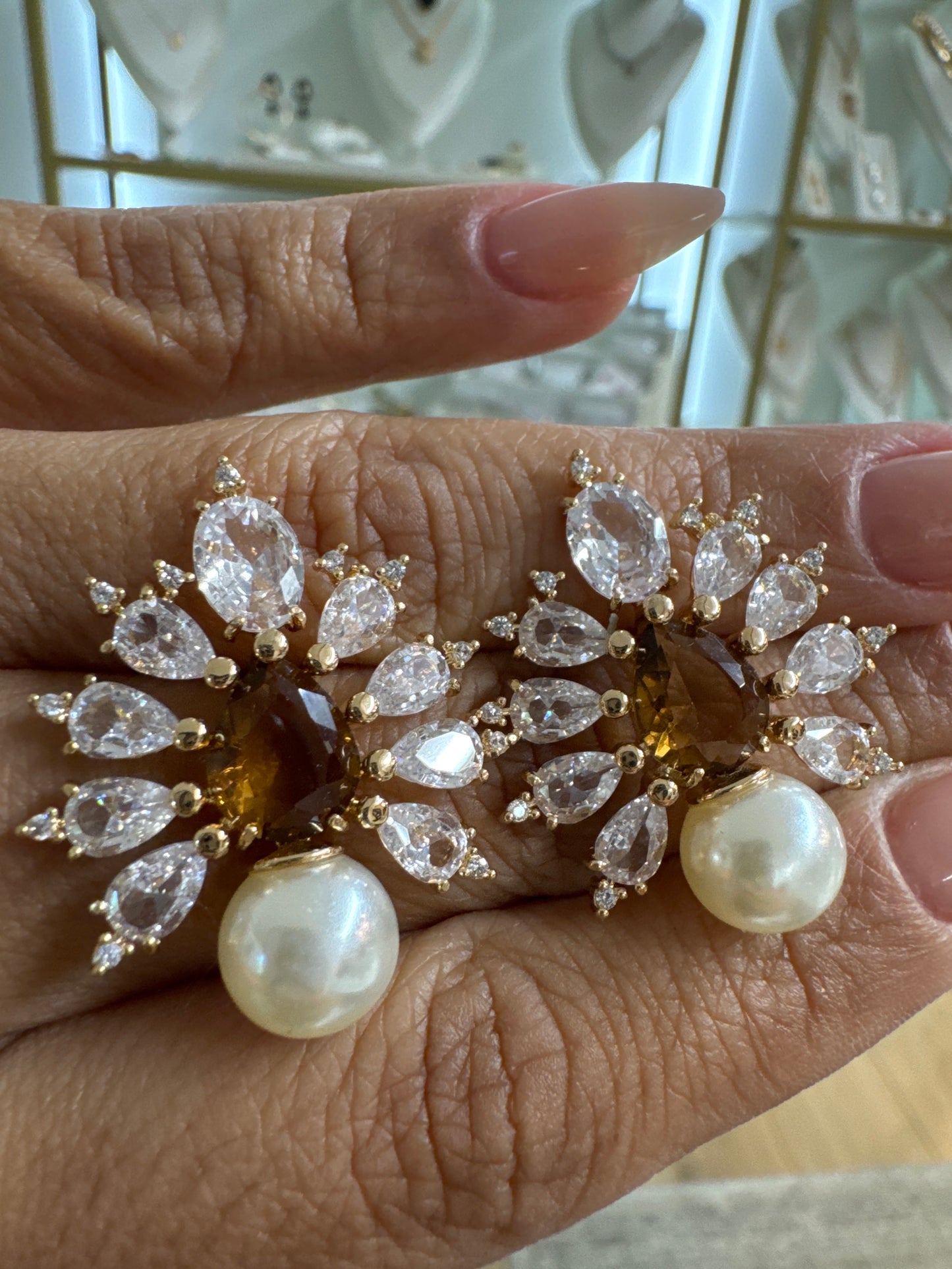 Brinco - Brunco de Flor cristal Cravejada com Perola