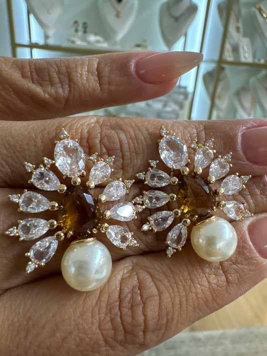 Brinco - Brunco de Flor cristal Cravejada com Perola