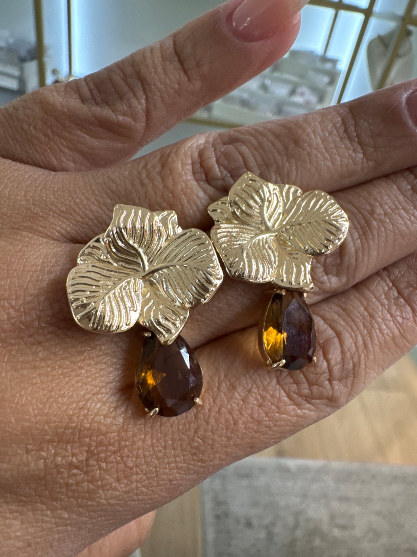 Brinco - Brunco de Flor gold com Gota