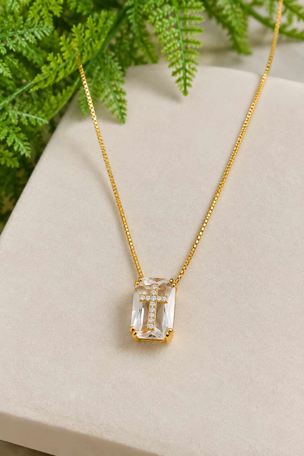 Colar cruz quadrada em zirconia cristal 